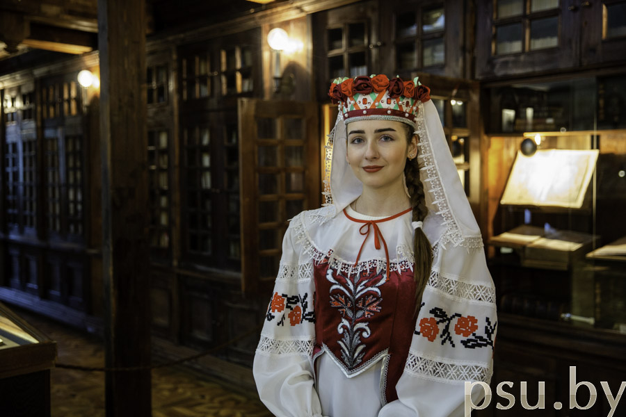 Студентка в народном костюме Студентка в народном костюме
