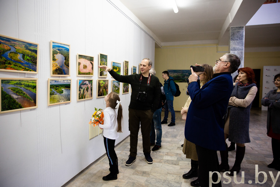 Игорь Супронёнок проводит экскурсию по выставке И. Супронёнок проводит экскурсию по выставке