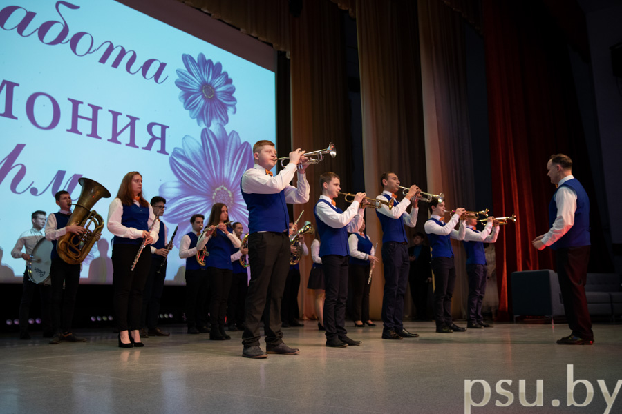 Живая музыка на сцене Живая музыка на сцене
