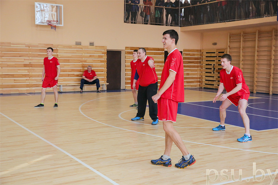 Матч по волейболу между сборной студентов и сборной преподавателей