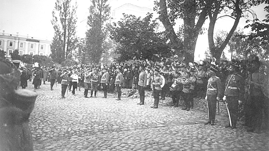 Торжественный парад у стен Полоцкого кадетского корпуса